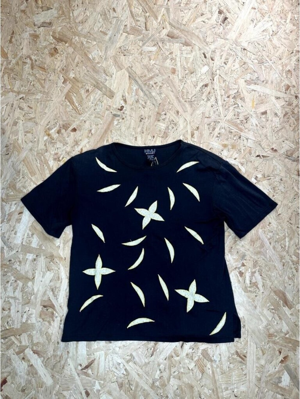 HMJ Resort T-Shirt Mens Medium Black Graphic Embroidered Stars Short Sleeve